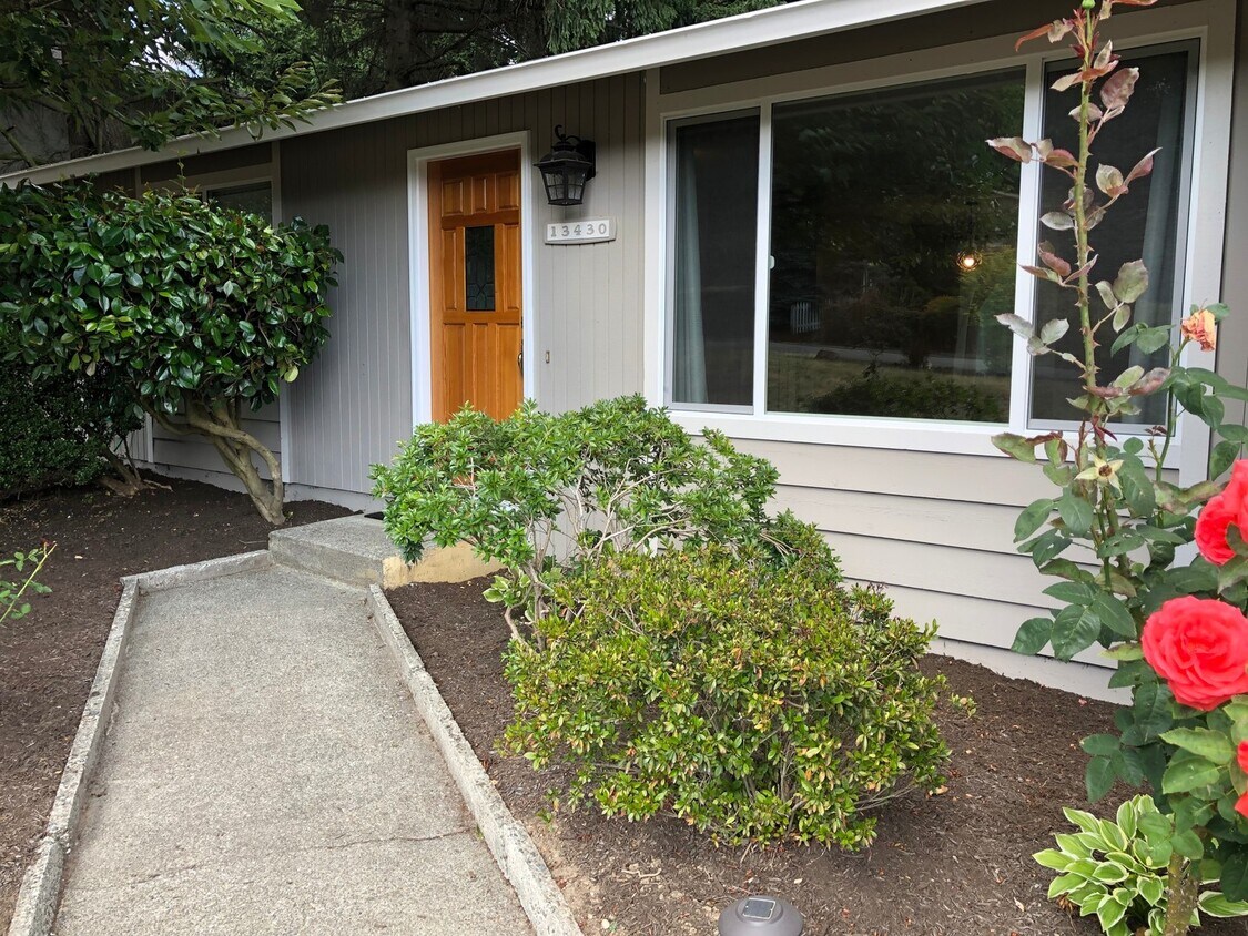 Primary Photo - Stylish Kirkland Rambler with Fenced Yard ...