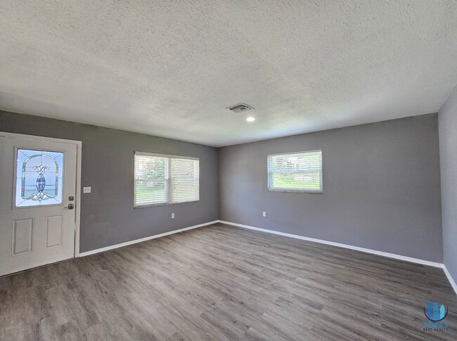 Building Photo - Charming 4 Bedrooms 3 Bathrooms Home for R...