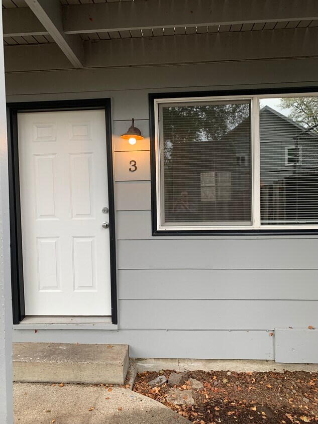 225 Warren St SW Unit 3, Castle Rock, WA 98611 Apartments at 225