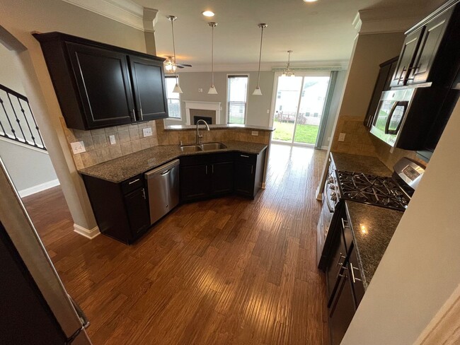 Foto del edificio - Large Home East Jefferson For Rent