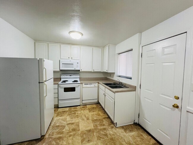 Building Photo - 2 Bedroom, 1 Bath Apartment