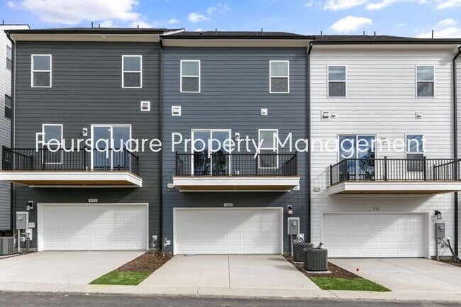 Foto del edificio - Spacious Townhome with Entry-Level Guest Suite, Washer/ Dryer Included, 2nd floor Balcony & 2-Car...