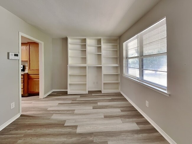 Building Photo - 2116 Crockett Dr