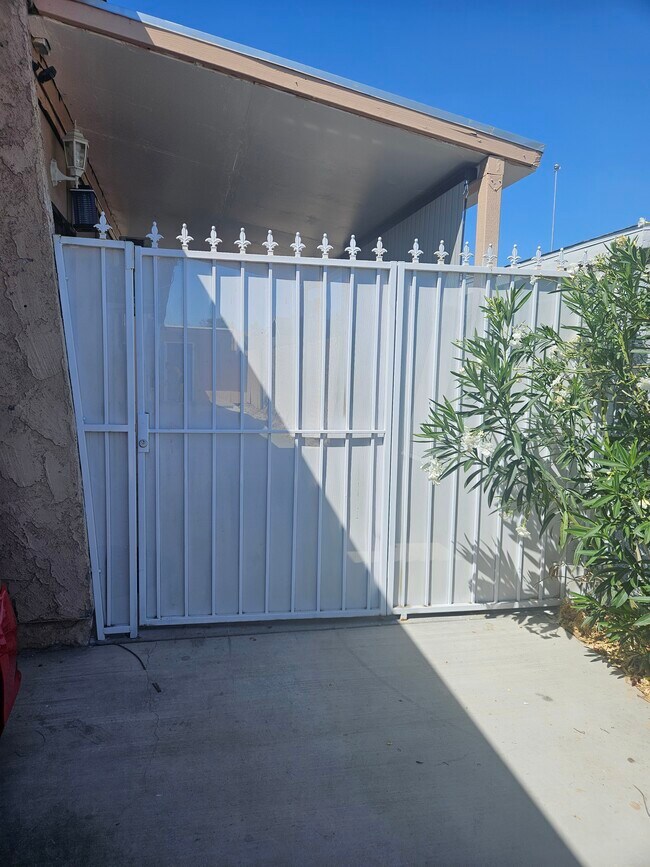 Foto del edificio - 3911 Placita Ave
