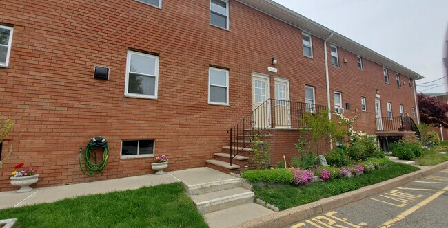 Building Photo - 1120 Valley Rd