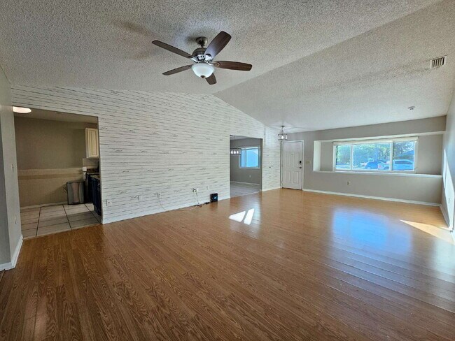 Foto del edificio - 819 Glencove Ave NW