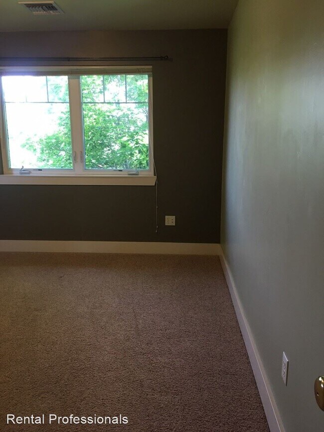 Building Photo - 2 br, 1 bath House - 2101 W. Durston, #8