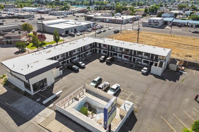 Building Photo - Freshly Remodeled Studio Apartment! FREE W...
