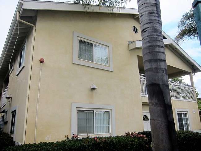 Building Photo - 1927 Cloverfield Blvd