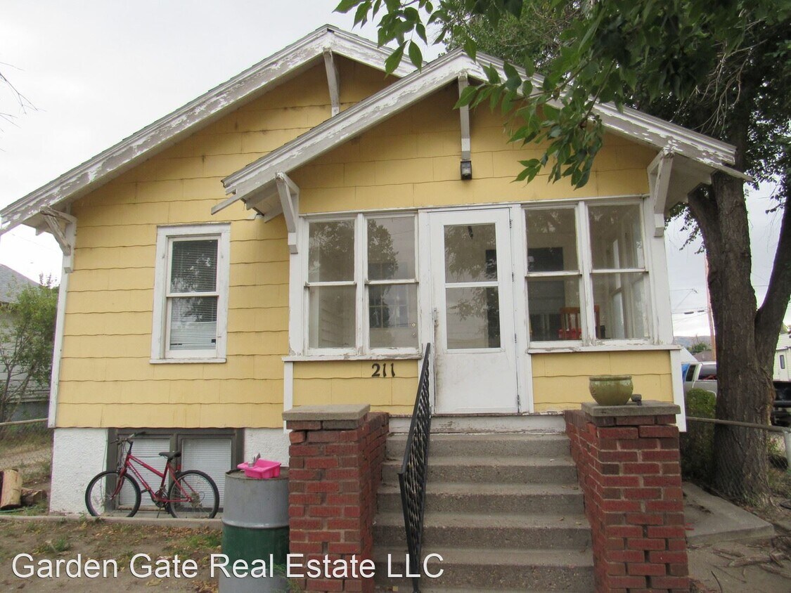 Primary Photo - 3 br, 1 bath House - 211 E K