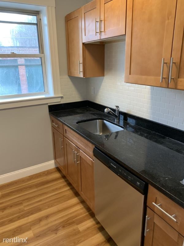 Building Photo - 3 br, 1 bath Apartment - 14 Chase St 1 Unit 1
