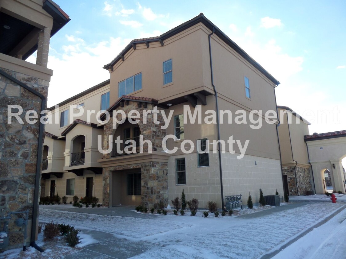 Foto principal - Highland Townhome In Gated Community