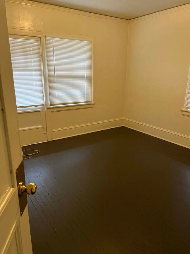 Foto del edificio - 8 Bedroom 2 Bathroom House 6 Parking Spots...