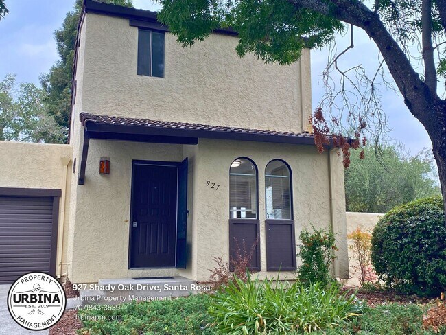 Building Photo - Cute End Unit in Desirable Complex