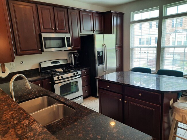 Foto del edificio - 4 bedroom end unit with garage in Liberty Crossing