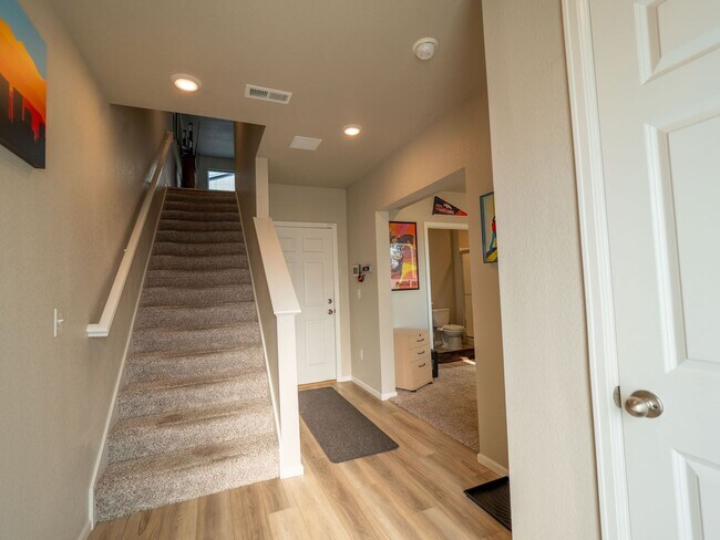 Foto del edificio - Astonishing 3 Bed/3.5 Bath Tri Level Townhome.   Must see to believe!!