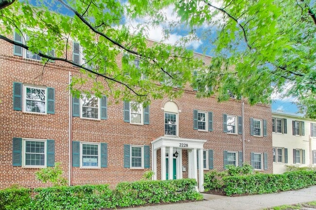 Building Photo - Convenient and Stylish 2-bedroom close to ...