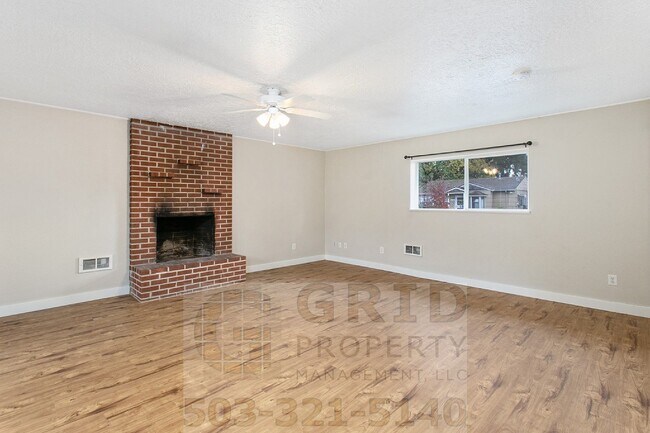 Building Photo - 3+ Bedroom House w/ Large Backyard - Southeast Portland!