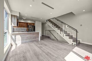 Building Photo - 1305 N Sycamore Ave