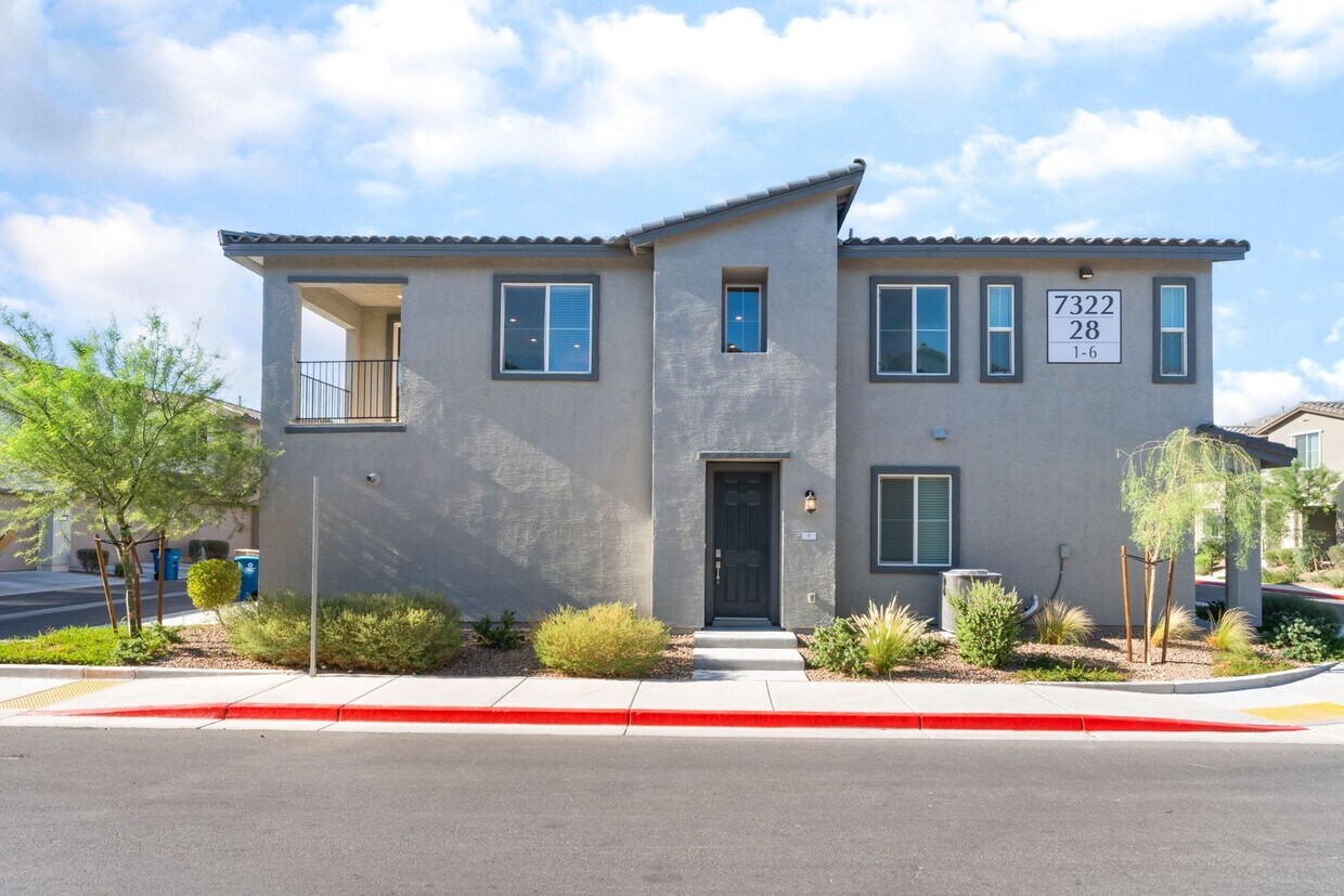 Foto principal - Bright Townhome in Gated Community!