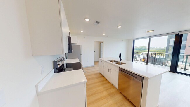Interior Photo - Overland Reserve