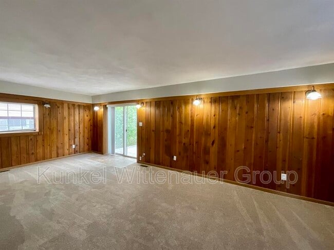 Building Photo - 614 W Monroe St