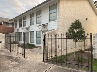 Building Photo - 4092 Burbank Dr