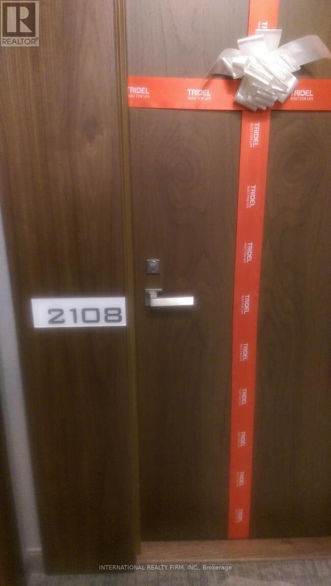 Photo du bâtiment - 255 Village Green Square