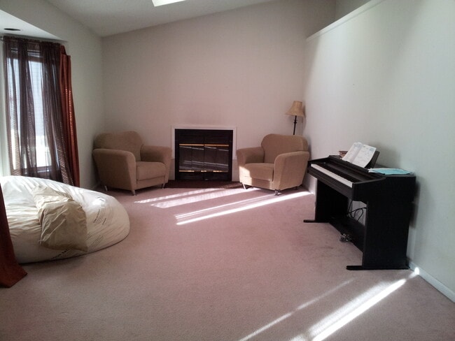 Building Photo - comfy home for rent