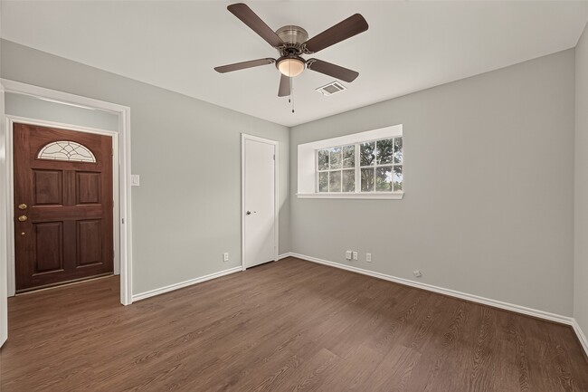 Foto del edificio - 6727 Grovewood Ln