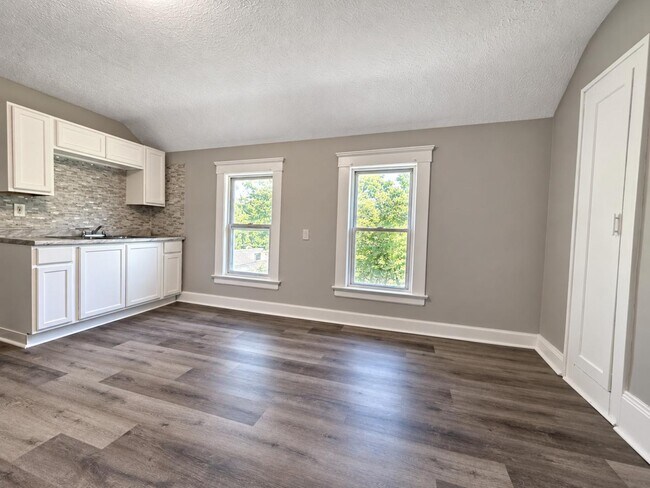 Foto del edificio - 6215 Carpenter Ave