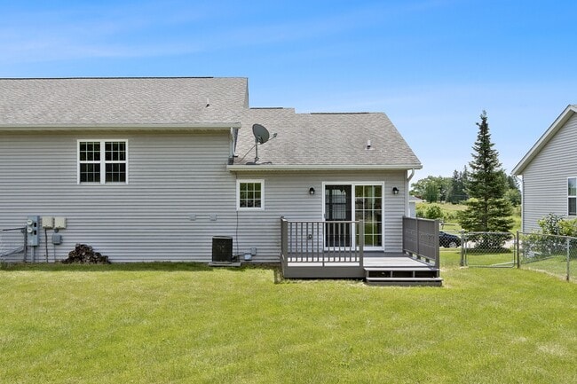 Building Photo - 148 Community Dr