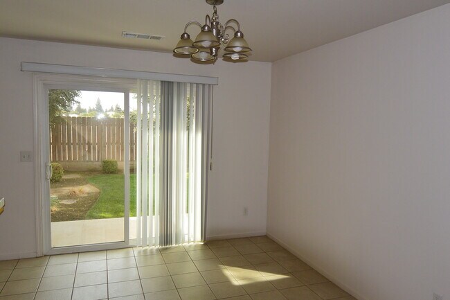 Foto del edificio - 4005-4013 W Cecil Ave