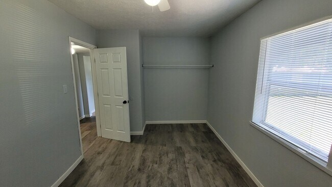 Foto del edificio - 2 Bedroom 1 Bath Home w/ Large Backyard fo...