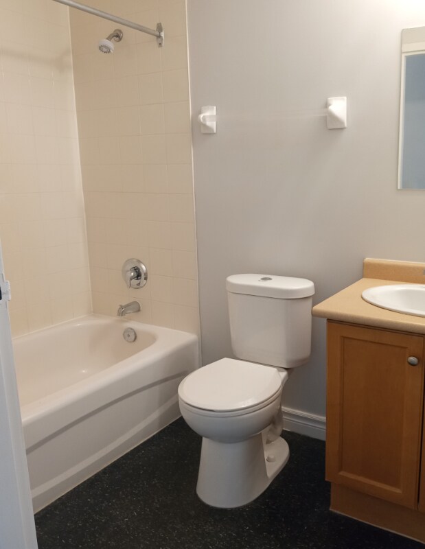 Bathroom 214-95 - 95 Barrie Rd