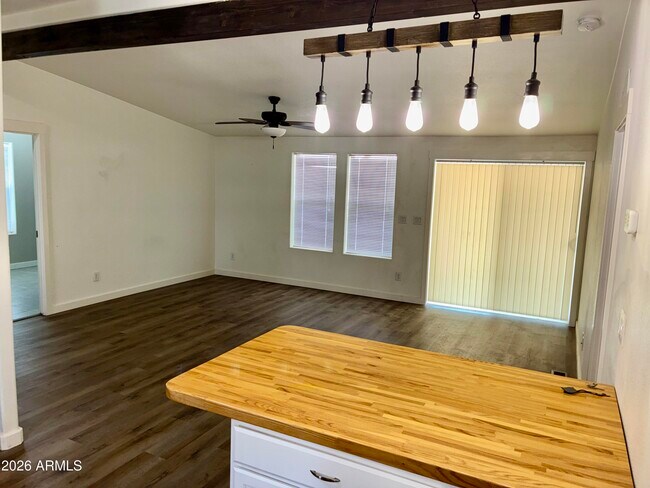 Foto del edificio - 42608 N 6th Ave