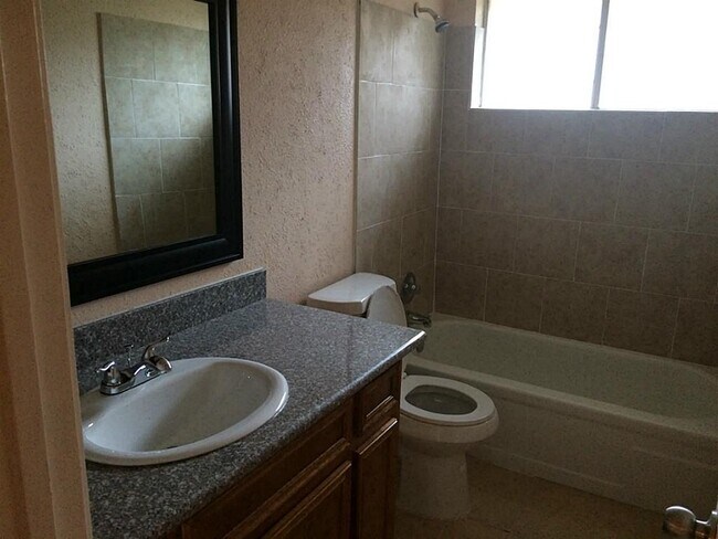 Foto del edificio - 16826 Rippling Mill Dr