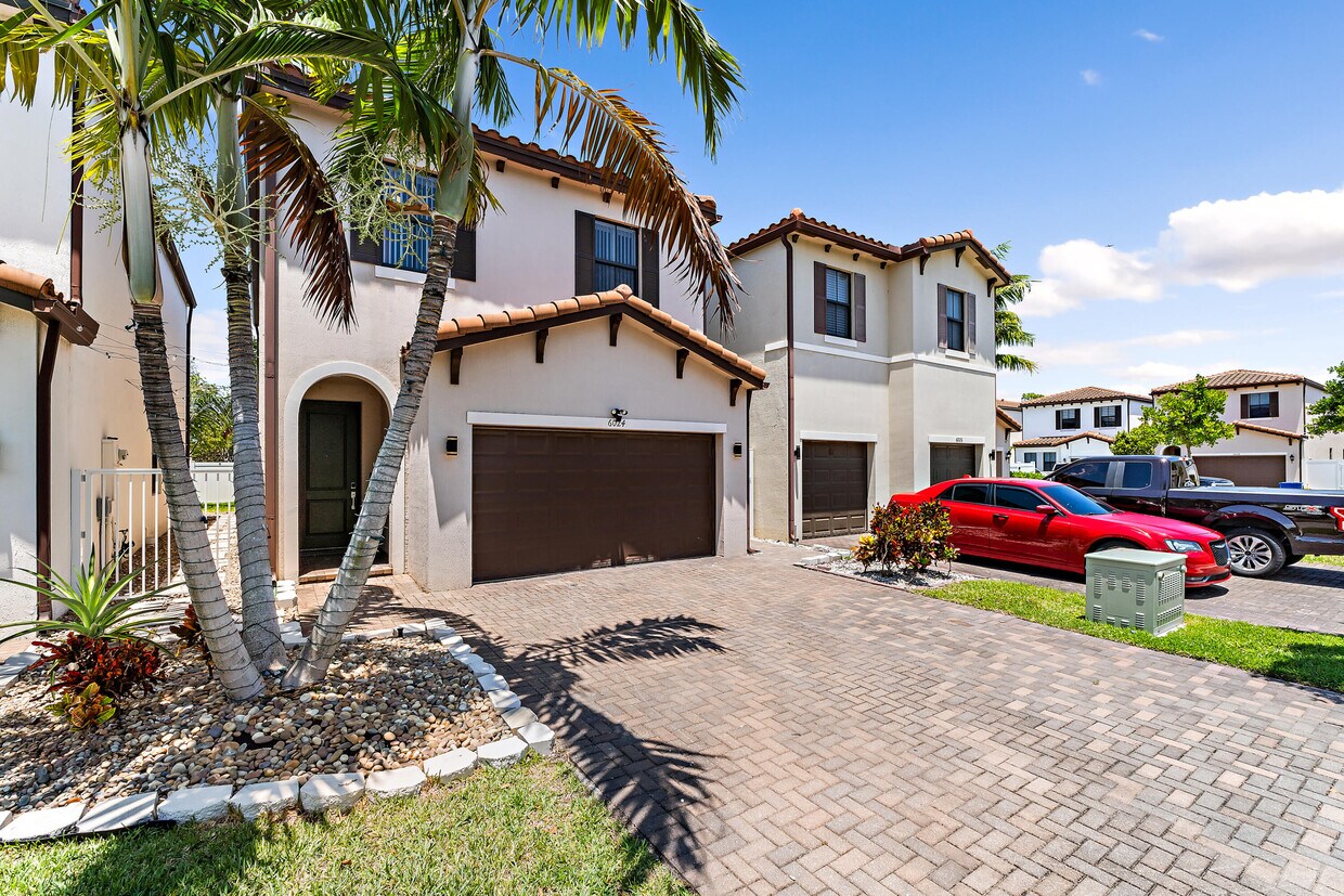 Foto principal - 6024 Pine Tree Way