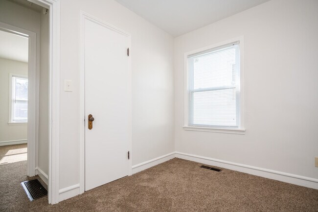 Building Photo - Recently Renovated Three Bedroom
