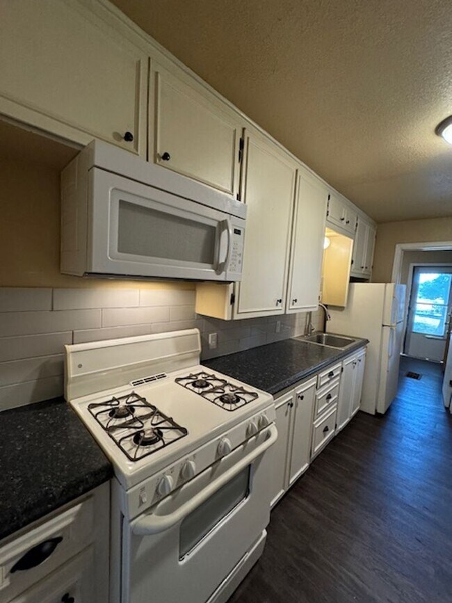 Building Photo - 2 bed one bath one car carport with washer...
