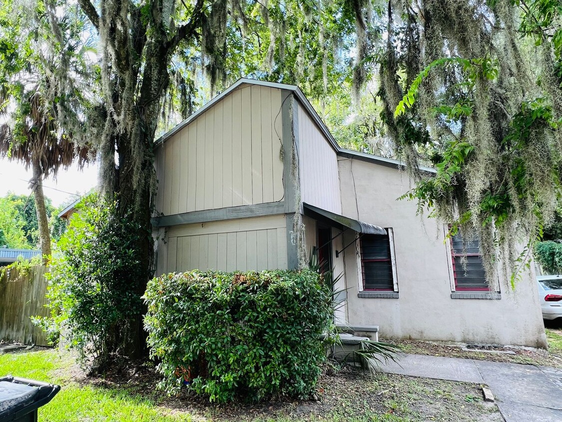 Foto principal - Walk to downtown or bike to UF from this 3...