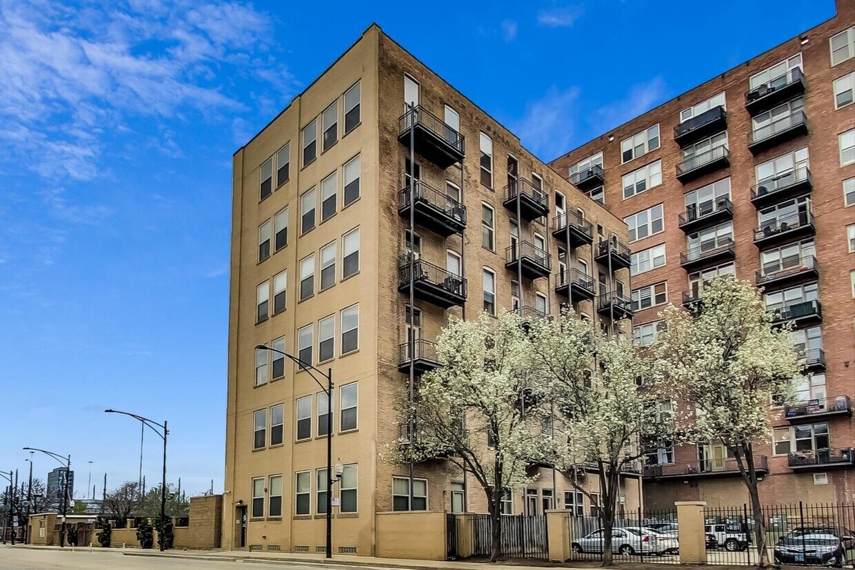 Outside Unit - 550 W Harrison St