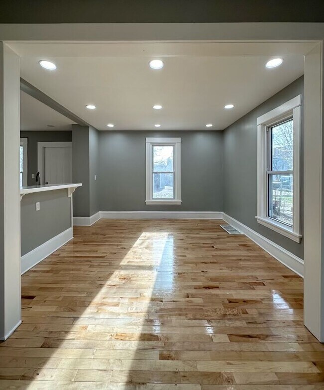Building Photo - Spacious 4 Bedroom Home in Minneapolis!