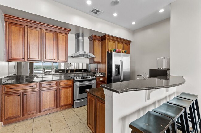Building Photo - Welcome to the epitome of luxury living!