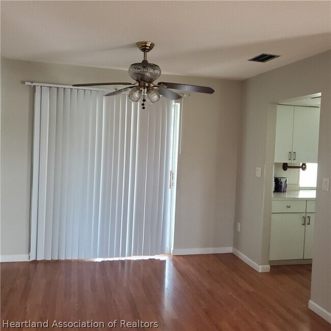 Building Photo - 641 S Lakeview Rd