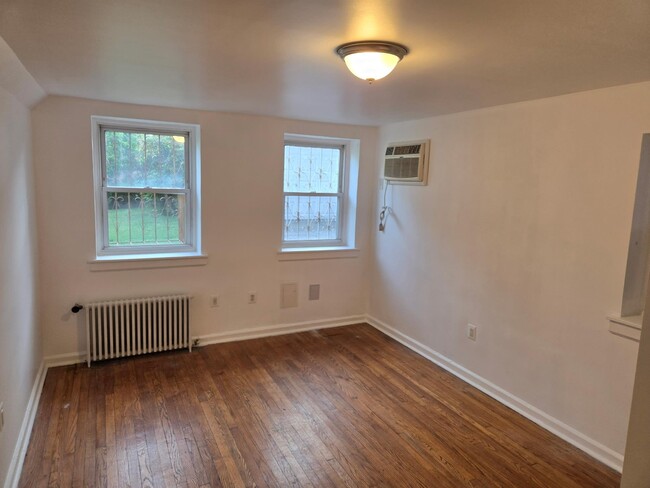 Building Photo - 828 Waring Ave