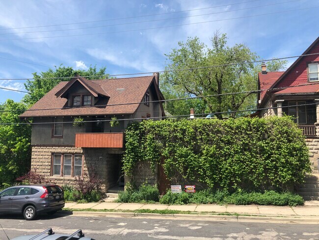 Building Photo - 318 E Deer Pl