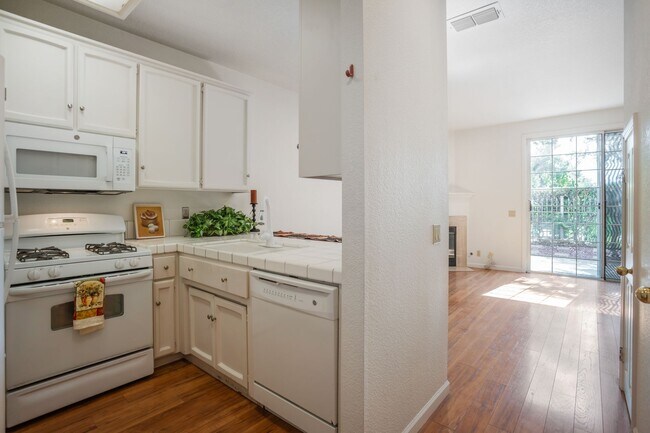 Building Photo - 1049 Bell St