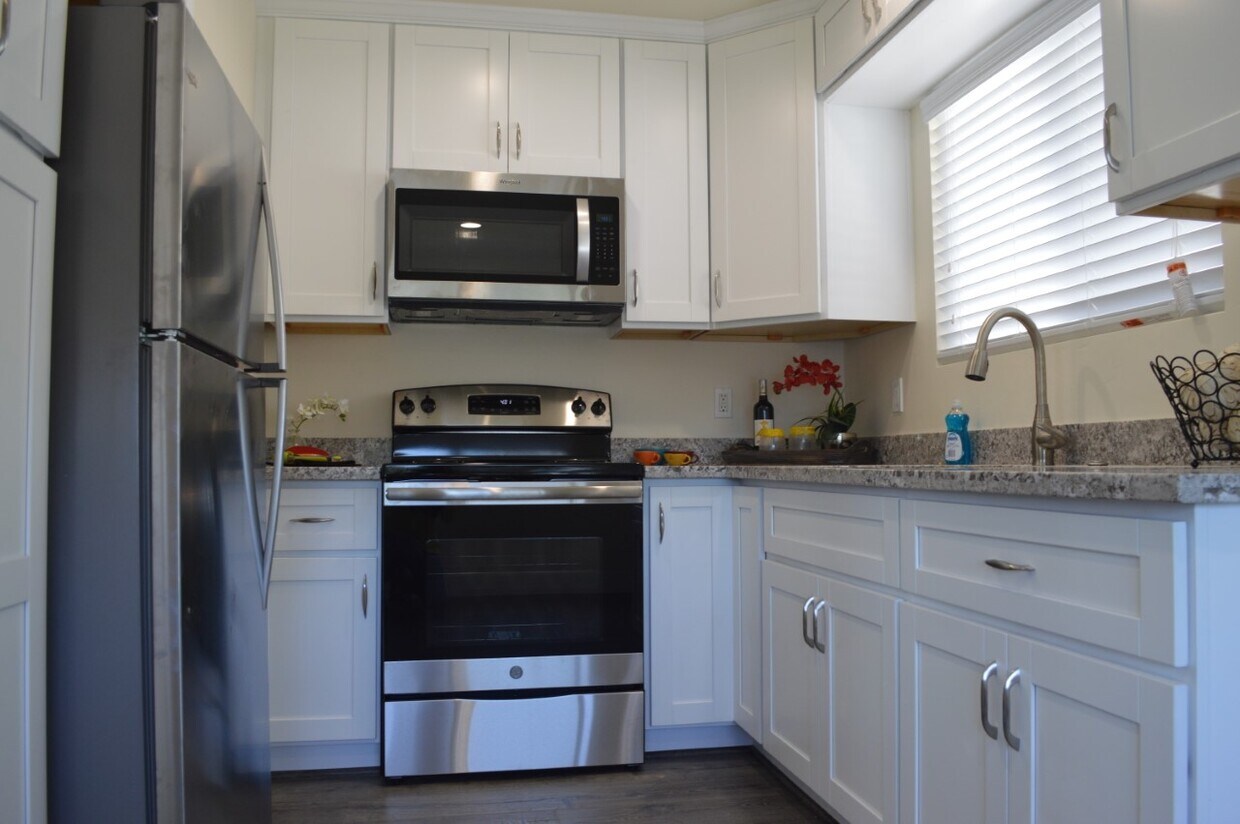 Kitchen - 2185 Royal Dr