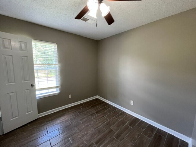 Building Photo - Renovated 3 Bedroom 2 Bath Home for Rent!!
